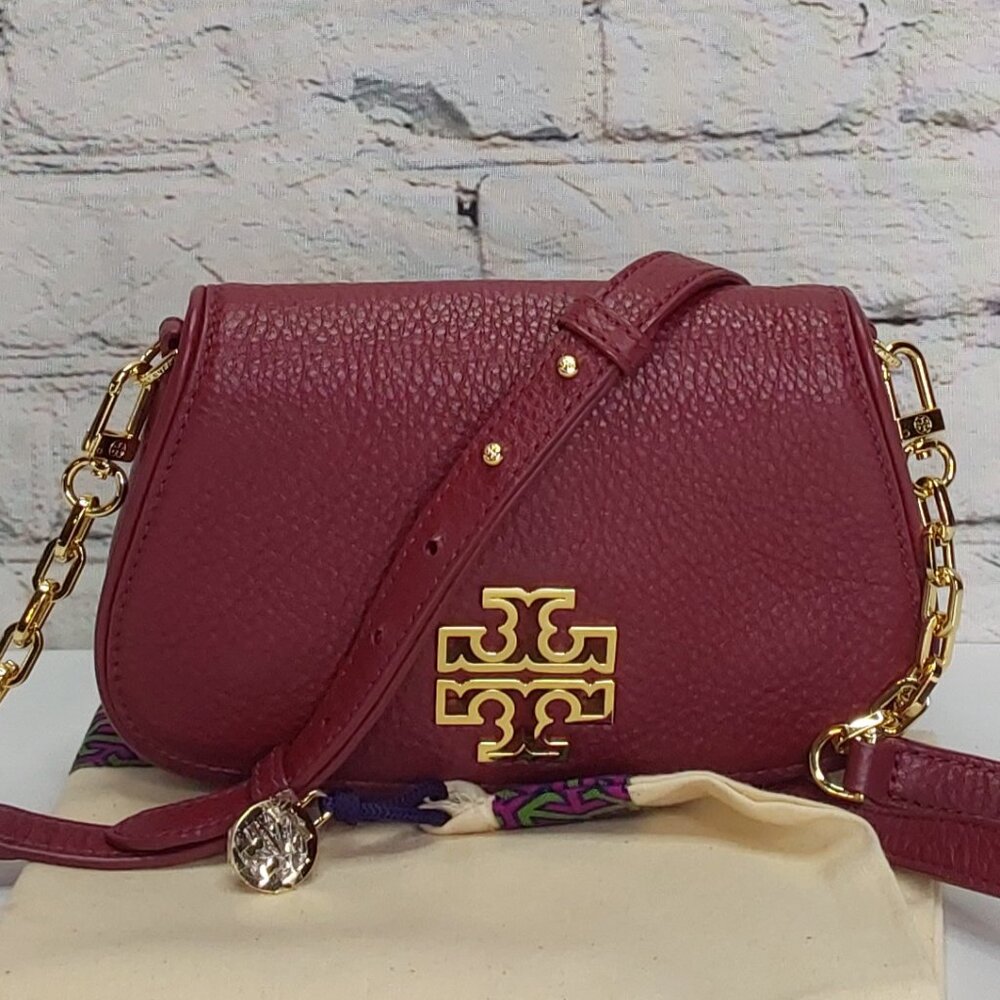TORY BURCH 'BRITTEN' PEBBLED LEATHER CROSSBODY BAG & DUST BAG in 'ŔOÙGÈ MÈRĹOT'